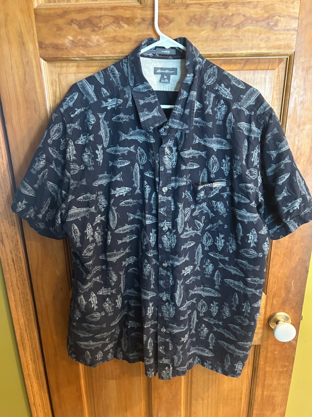 Eddie Bauer Black Short-Sleeve Fish-Print Button-Up Shirt. Size 2XL.